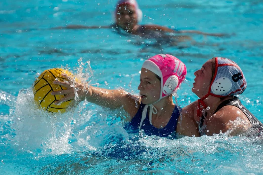 Duel entre deux joueuses pendant un match de water-polo à Toulon