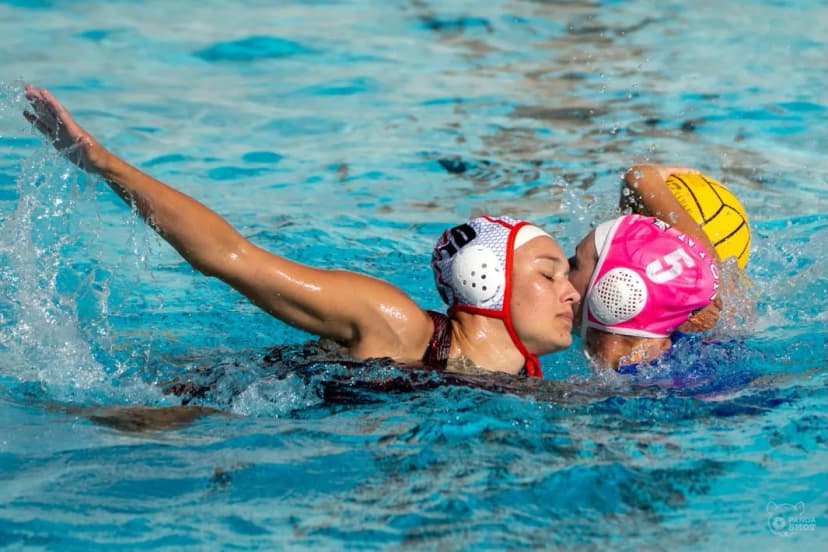 Duel engagé pendant un match féminin de water-polo à Toulon